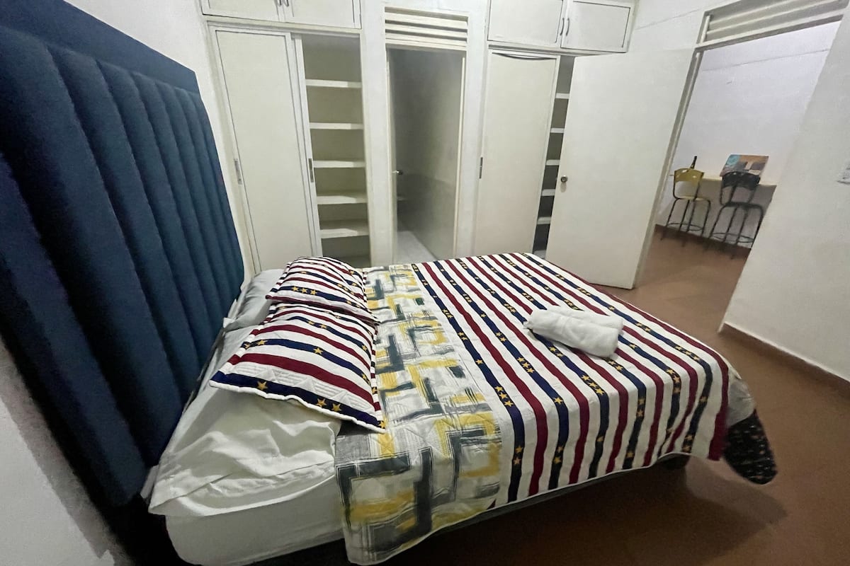 Departamento básico | 1 habitación, tabla de planchar con plancha, wifi gratis y ropa de cama