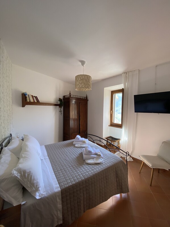 2 bedrooms, desk, iron/ironing board, travel crib - Cozy Holiday Home, 2 double rooms Mountain Views in Medieval Village (Vallo di Nera)