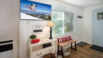 House, Multiple Beds (The Brook Ave Bungalow) | Private kitchen