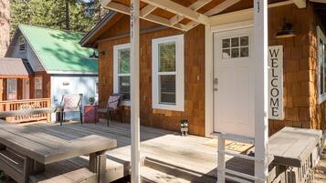 Casa, varias camas (The Brook Ave Bungalow) | Terraza o patio