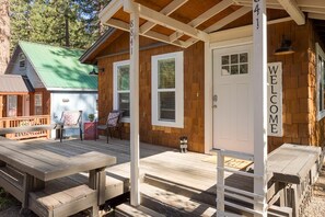 獨棟房屋, 多張床 (The Brook Ave Bungalow) | 露台/庭院