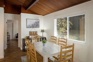 獨棟房屋, 多張床 (The Brook Ave Bungalow) | 用餐區