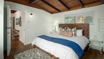 Maison, plusieurs lits (The Brook Ave Bungalow) | 3 chambres, Wi-Fi