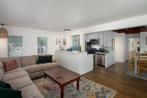 Hus - flera sängar (The Brook Ave Bungalow) | Vardagsrum