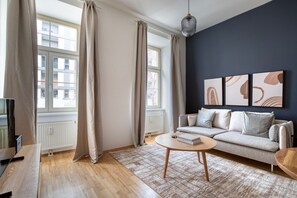 TV, stereo - Cool Alsergrund 1BR w/ Rooftop Access & Elevator, by Blueground (Vienna)