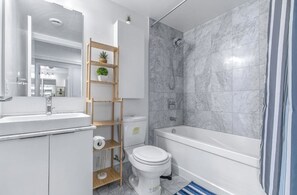 Haartrockner, Handtücher, Seife, Shampoo