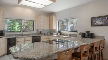 House, Multiple Beds (Beaver Street Retreat) | Private kitchen