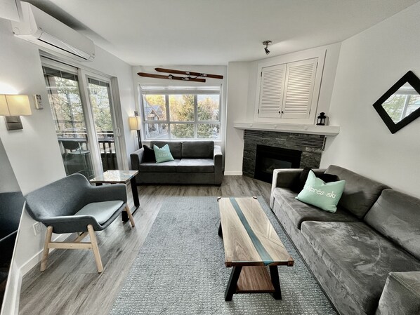 Smart TV, chimenea y libros 