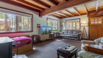 House, Multiple Beds (Lewis Ave Lodge) | Living area