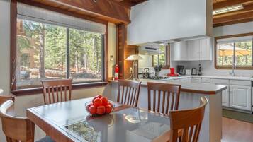 House, Multiple Beds (Lewis Ave Lodge) | Dining