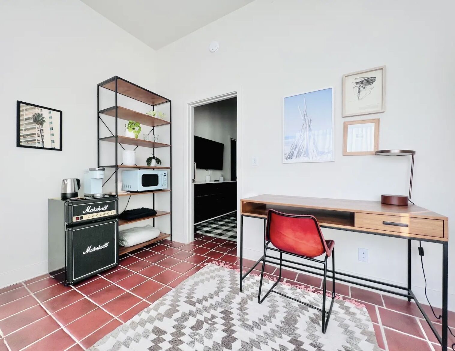 Malibu bachelor apartment - across the street from the ocean!