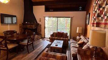 Condo, nhiều giường (Rooted Resort) | Nội thất