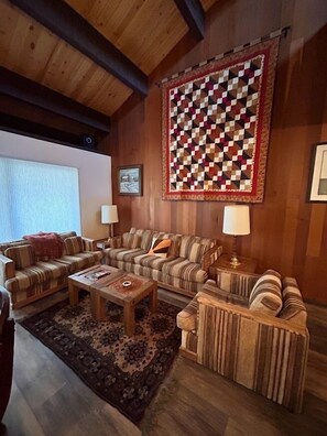 Leilighet, flere senger (Rooted Resort) | Oppholdsområde