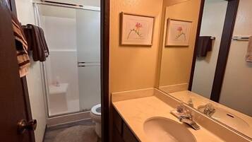 Appart'hĂŽtel, plusieurs lits (Rooted Resort) | Salle de bain