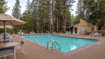 Appart'hÎtel, plusieurs lits (Rooted Resort) | Piscine | Piscine extérieure, piscine chauffée