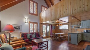 Talo, useita sänkyjä (Hillside Retreat) | Olohuone