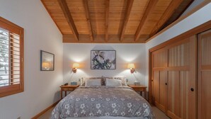 Talo, useita sänkyjä (Hillside Retreat) | 5 makuuhuonetta, Wi-Fi