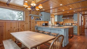 Talo, useita sänkyjä (Hillside Retreat) | Yksityinen keittiö