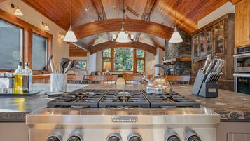 House, Multiple Beds (Stone Peak Lodge) | Private kitchen
