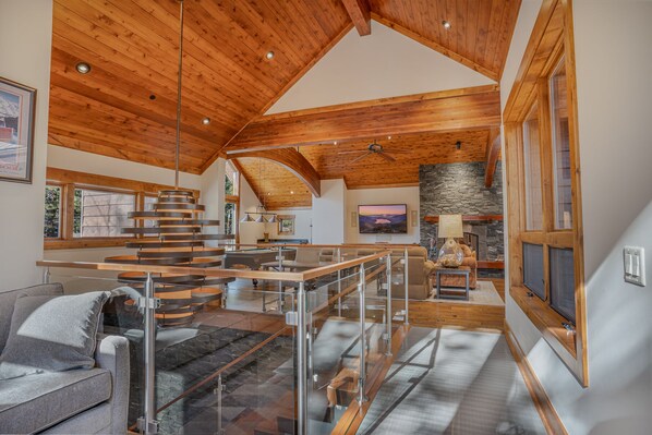 Talo, useita sänkyjä (Stone Peak Lodge) | Olohuone