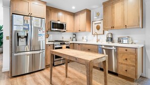 Private kitchen - Troubadour's Landing (Kings Beach)