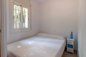 3 habitaciones, escritorio y tabla de planchar con plancha 