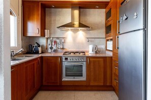 Kjøleskap, mikrobølgeovn, ovn og oppvaskmaskin