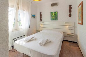 2 soverom, strykejern/-brett og sengetøy