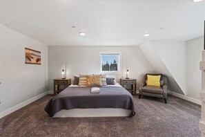 12 Schlafzimmer, Schreibtisch, Bügeleisen/Bügelbrett, Reisekinderbett