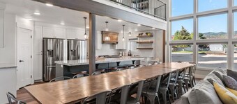 Sleeps 60+! Reunions/retreats! Indoor playground!