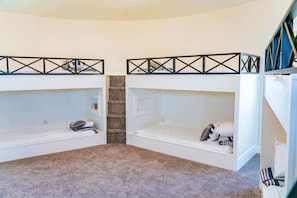 10 Schlafzimmer, Schreibtisch, Bügeleisen/Bügelbrett, Reisekinderbett