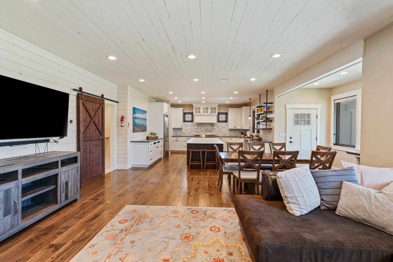 TV connectée, cheminée, table de tennis de table