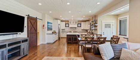 Älytelevisio, takka, pöytätennispöytä