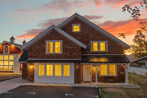 Sleeps 26! 4200 Sq ft! Indoor Playground! Hot Tub!