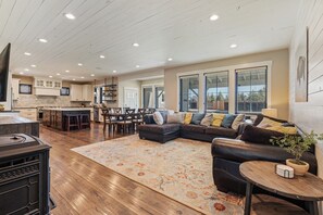 TV connectée, cheminée, table de tennis de table