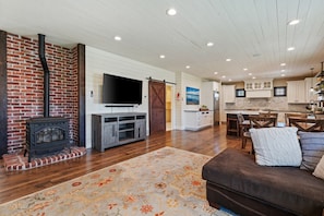 Smart TV, chimenea y tenis de mesa