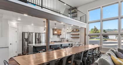 The Silo Barn | Amazing Game Room, Fire Pit, Hot Tub, 40 Guests!