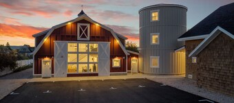The Silo Barn | Games - Hot Tub - 40 Guests