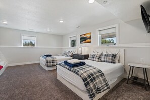 7 bedrooms, desk, iron/ironing board, travel cot