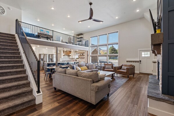 Téléviseur connecté, foyer, table de baby-foot