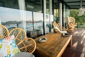 行政小屋, 1 張特大雙人床, 海景 | 陽台