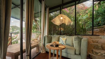 Executive Cabin, 1 King Bed, Ocean View | Living room