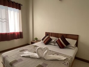 ห้องคลาสสิก, เตียงควีนไซส์ 1 เตียง | 1 ห้องนอน, โต๊ะทำงาน, Wi-Fi ฟรี