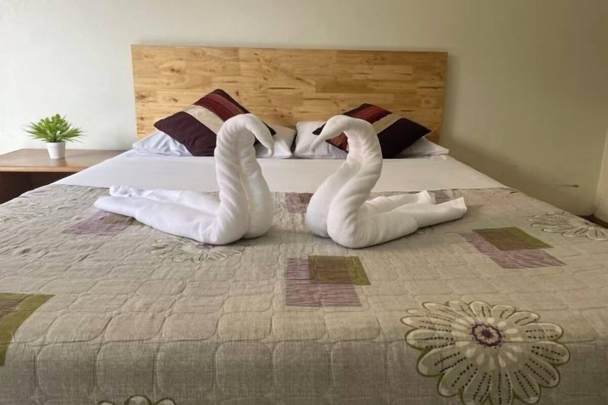 1 bedroom, desk, WiFi (free)