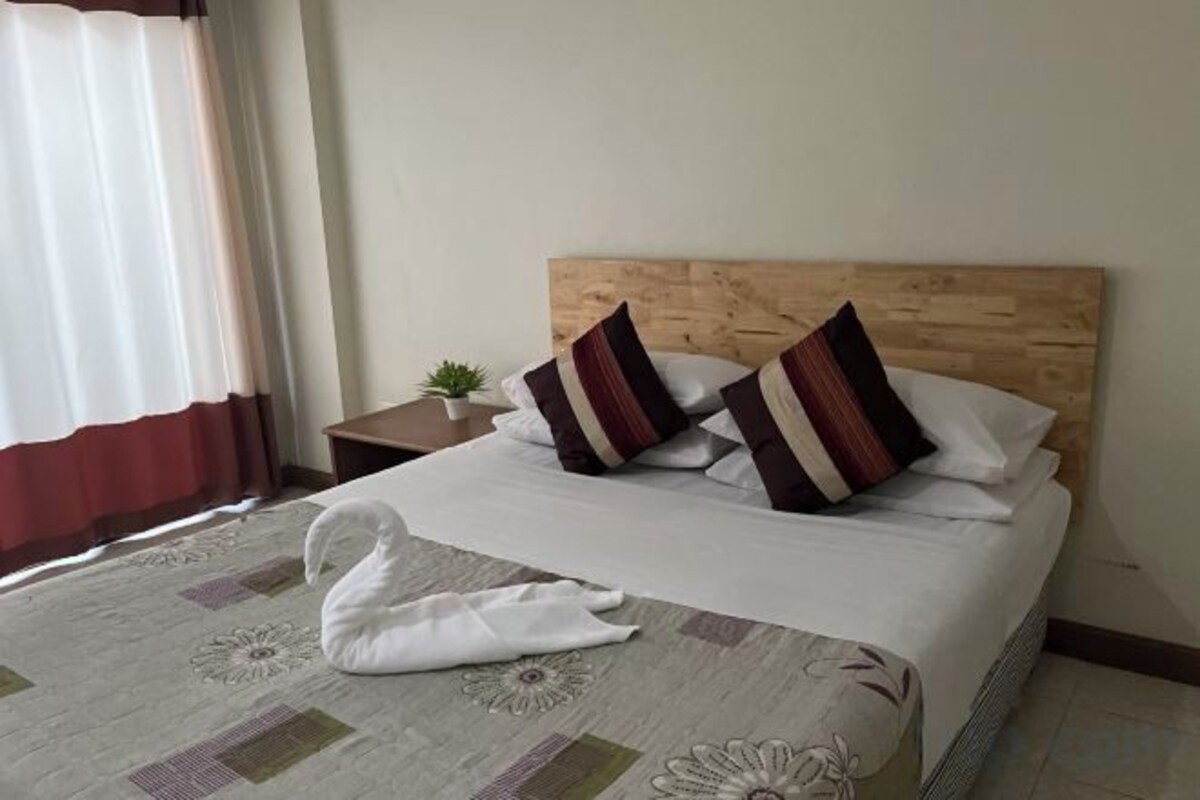 1 bedroom, desk, WiFi (free)