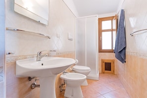 Douche, bidet, serviettes fournies