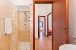 Dusche, Haartrockner, Bidet