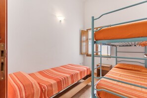 2 chambres, fer et planche à repasser, draps fournis