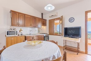 Fridge, microwave, oven, toaster - La Vetta Blu - Appartamento destra (Tertenia)