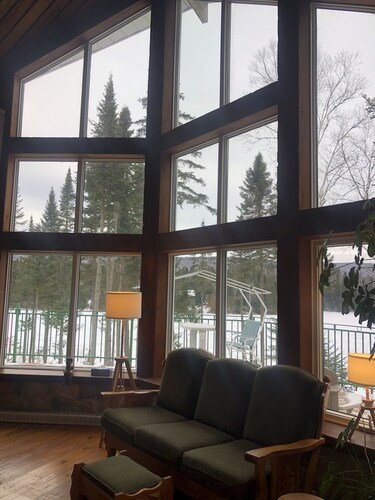 Chalet Paisible au Bord du lac en Plein Coeur de la Nature sur un Domaine Boisé